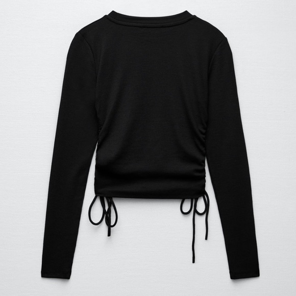 Spotted on Sophie: ZARA RIBBED TOP WITH GATHER DETAIL - Picture 10 of 13